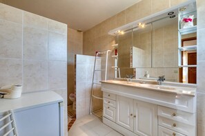 Unclassified image, 5 of 12, button - Room 'Chambre 2' with Shared Terrace, Shared Garden and Wi-Fi (Le Bosc)