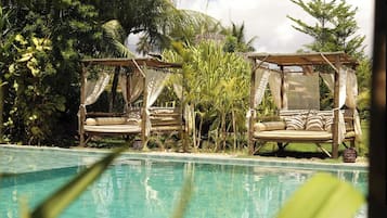 Una piscina al aire libre