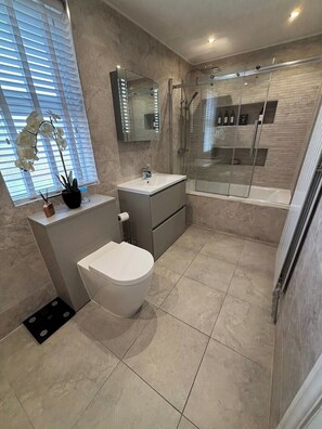 A modern bathroom with a toilet, sink, and shower area. - Seaside 2-Bed · 4 Min to Crosby Beach & Iron Men (Crosby)