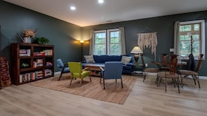 Living area - The Lazy Tiger Hostel (Asheville)