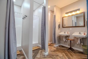 Chambre Double Confort, salle de bains commune | Salle de bain