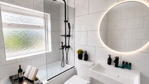 Bathroom - Central 6 Bedroom House (Birmingham)