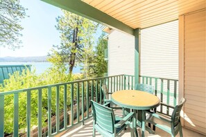Outdoor dining - Machronicles Properties at Lagonita Lodge in enchanting Big Bear Lake (Big Bear Lake)