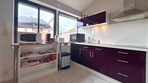 A kitchen with a microwave, toaster, and sink. - Air Salin - 3-Bedroom House 50 Meters from the Ocean (Mimizan)