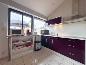 A kitchen with a microwave, toaster, and sink. - Air Salin - 3-Bedroom House 50 Meters from the Ocean (Mimizan)