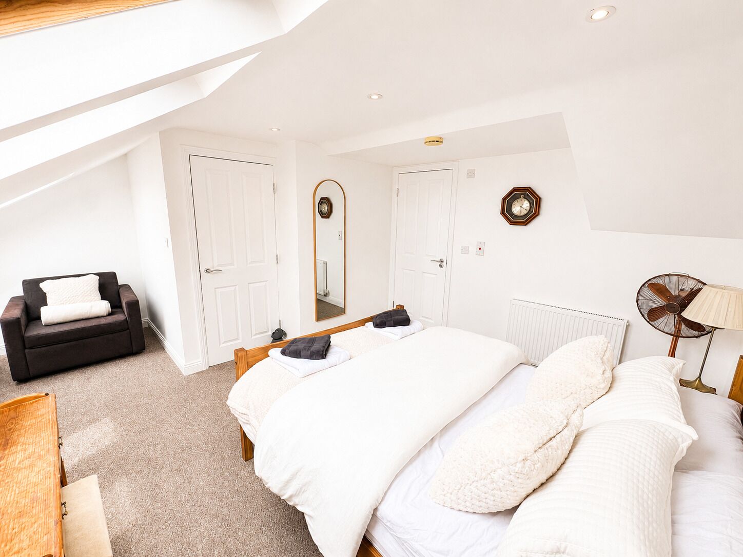 2 bedrooms, desk, iron/ironing board, WiFi