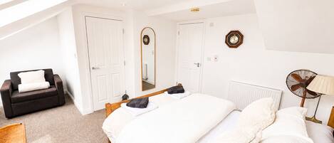 2 bedrooms, desk, iron/ironing board, WiFi