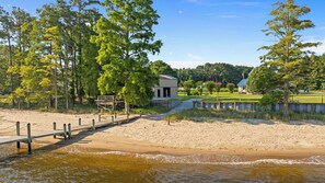 Beach - Beautiful 7-bedroom house with a private beach and dock on the Pamlico River (Blounts Creek)