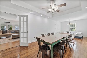 Dining - Beautiful 7-bedroom house with a private beach and dock on the Pamlico River (Blounts Creek)