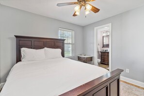Room - Beautiful 7-bedroom house with a private beach and dock on the Pamlico River (Blounts Creek)