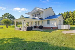 Exterior - Beautiful 7-bedroom house with a private beach and dock on the Pamlico River (Blounts Creek)