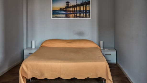 1 slaapkamer, een bureau, een strijkplank/strijkijzer, wifi