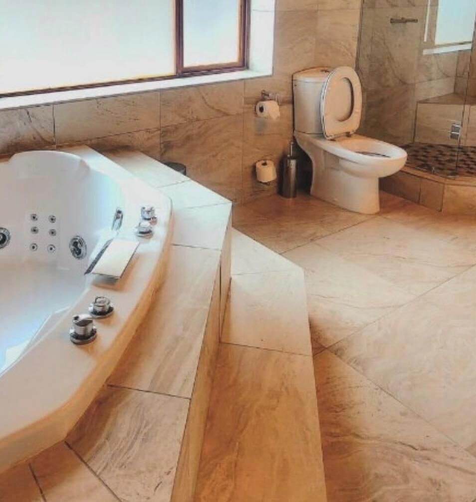 Un baño con bañera, inodoro y ducha.