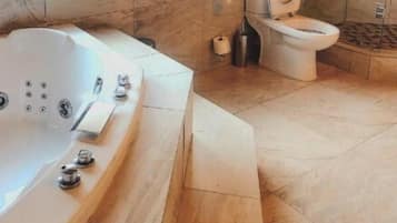 Un baño con bañera, inodoro y ducha.