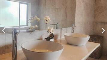 Premium-Doppelzimmer | Badezimmer | Duschwanne, Haartrockner, Handtücher, Seife