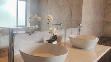 Habitación Premium doble | Baño | Ducha y bañera combinadas, secador de pelo, toallas y jabón