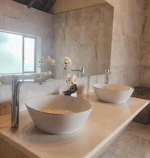 Habitación Premium doble | Baño | Ducha y bañera combinadas, secador de pelo, toallas y jabón