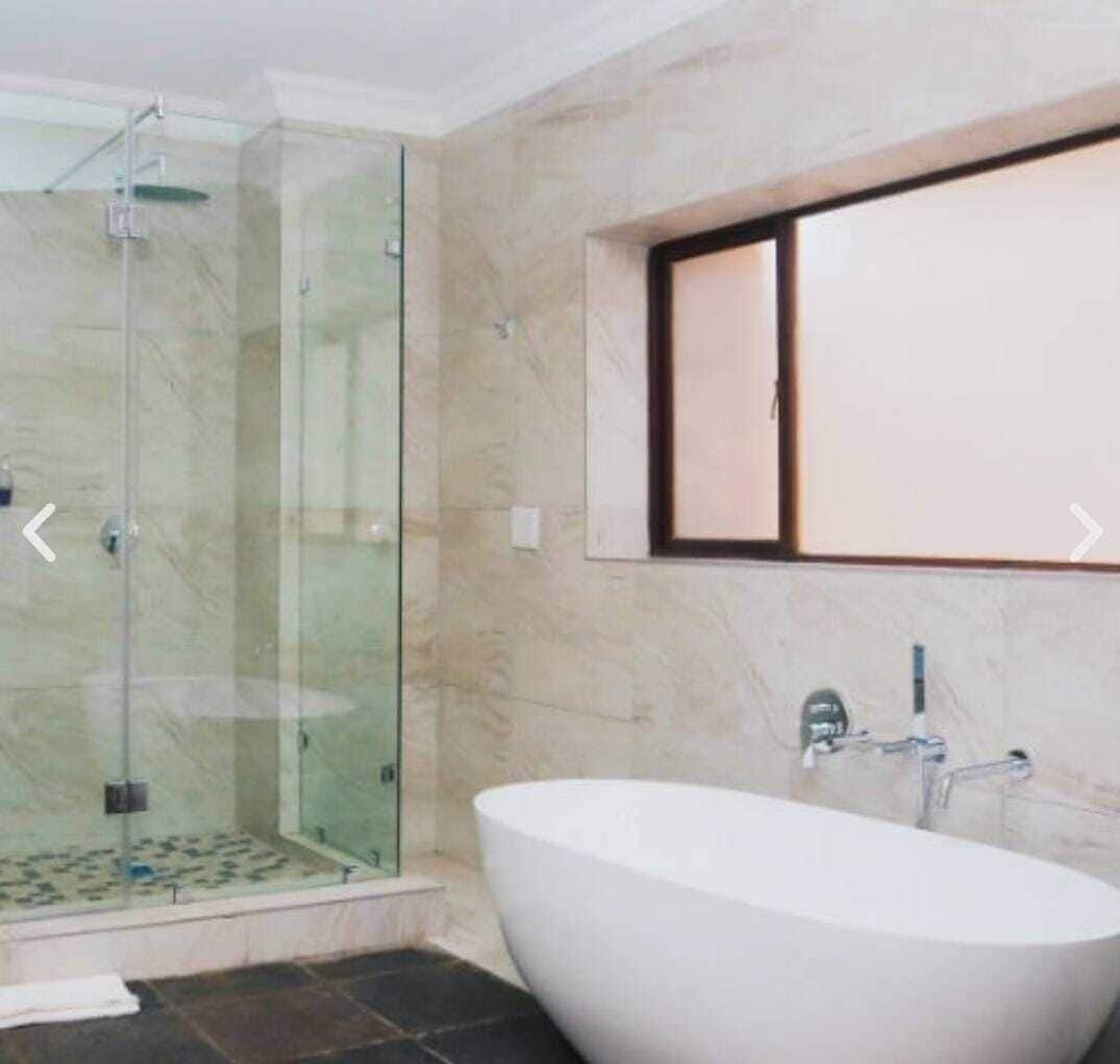 Suite de lujo, vista al jardín | Baño | Tina con regadera, secadora de cabello, toallas, jabón 
