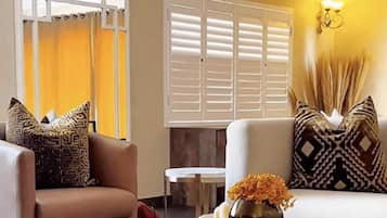 Luxury Suite, Garden View | Living area