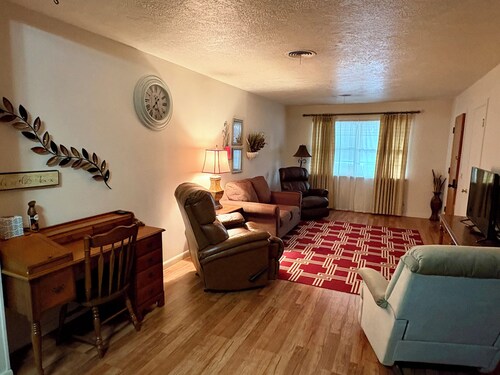 Cozy 2-Bed home in Woodward, Oklahoma. Perfect for overnight or extended stays!