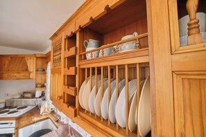 Microondas, horno, parrilla de estufa y tetera eléctrica 