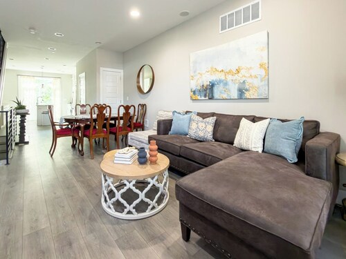 4BR Townhome w/ Rooftop & Backyard | Sleeps 8