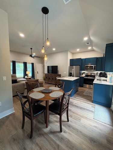 BRAND NEW Bella Vista Treetop Retreat - Close to trails