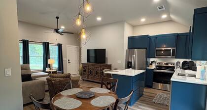 BRAND NEW Bella Vista Treetop Retreat - Close to trails