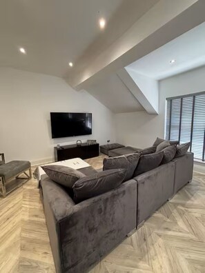 Living area - Modern Top-Floor Flat — Crosby, Near Beach & Liverpool city (Crosby)