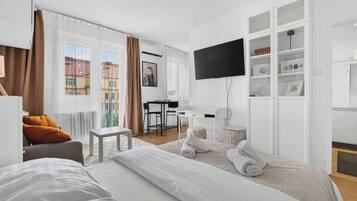 Escritorio, tabla de planchar con plancha, wifi y ropa de cama