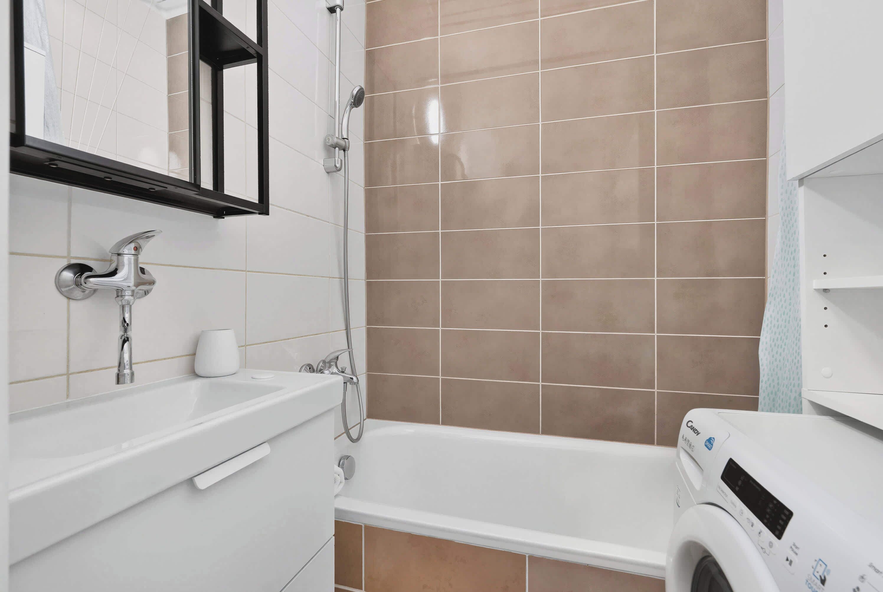 Dusche, Haartrockner, Handtücher