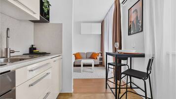 Coffee/tea maker, fridge, microwave, oven