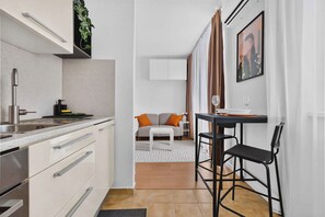 Coffee/tea maker, fridge, microwave, oven - White Studio in Old Town with Balcony (Bratislava I)