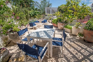 Outdoor dining - Casa Mejia (Cartagena de Indias)
