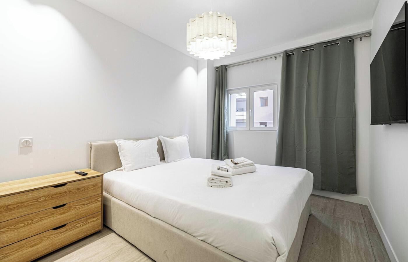 3 bedrooms, in-room safe, desk, iron/ironing board