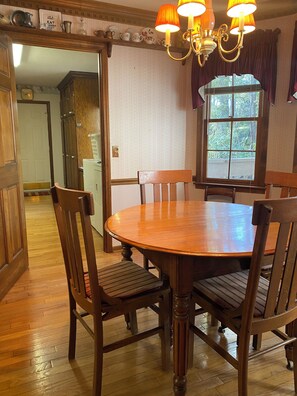 Dining - Bring the whole family to this large Simpsonville home that sleeps 10 people. (Simpsonville)
