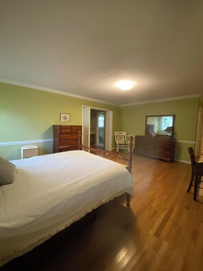 Room - Bring the whole family to this large Simpsonville home that sleeps 10 people. (Simpsonville)