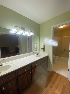 Bathroom - Bring the whole family to this large Simpsonville home that sleeps 10 people. (Simpsonville)
