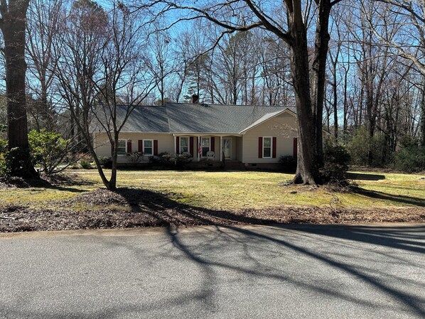 Exterior - Bring the whole family to this large Simpsonville home that sleeps 10 people. (Simpsonville)