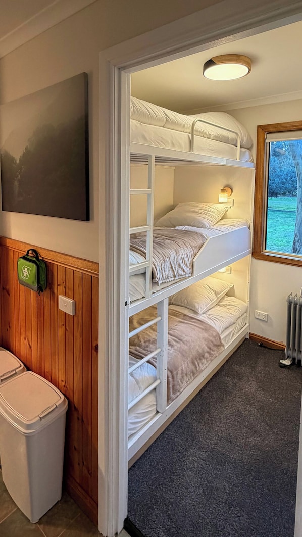2 habitaciones, tabla de planchar con plancha, wifi y ropa de cama 