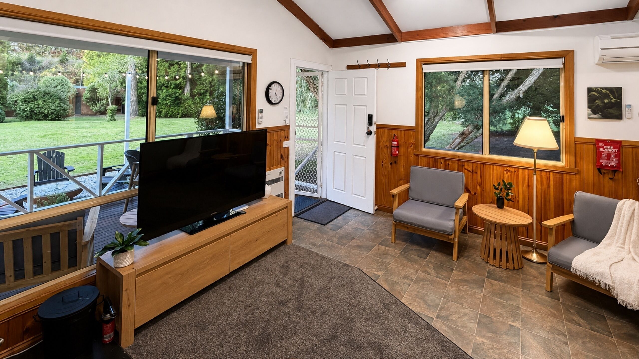 TV, fireplace