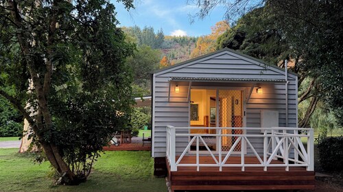 The Banya Place - renovated cabin in Bright