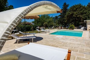 A swimming pool area with lounge chairs and umbrellas. - Casina Le Rene – Con Ampio giardino e Piscina Privata (Poggiardo)