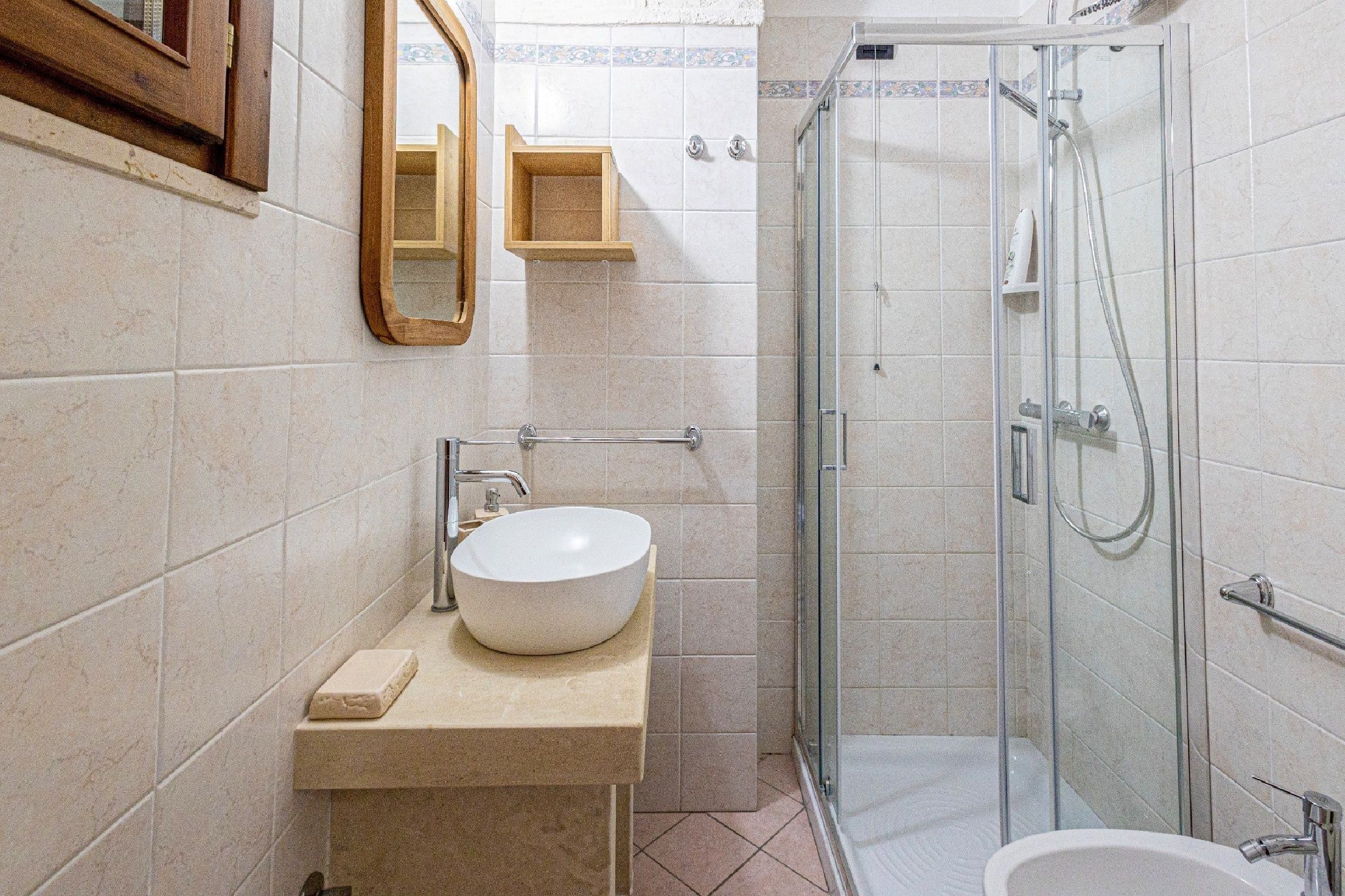 Regadera, bidet, toallas, papel de baño 