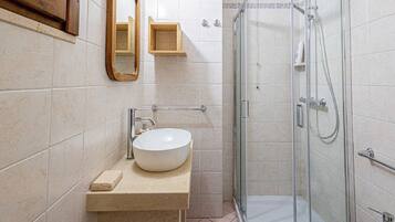 Regadera, bidet, toallas, papel de baño