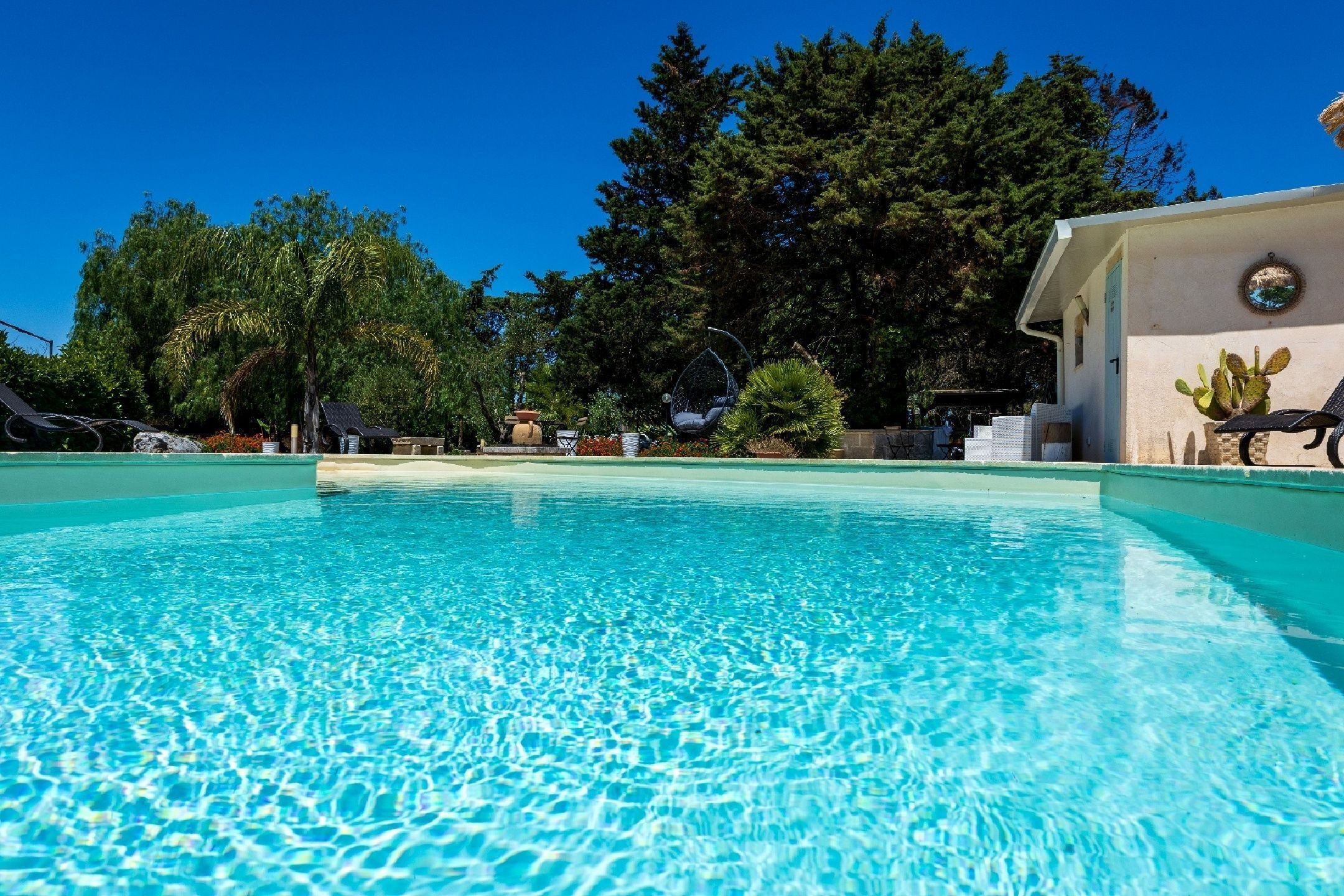 Una piscina al aire libre