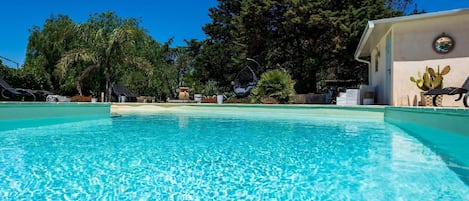 Una piscina al aire libre