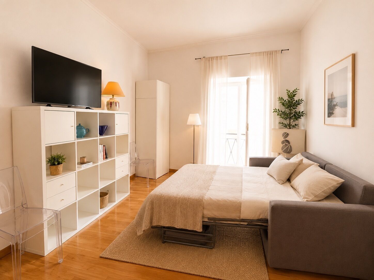 Une chambre à coucher avec un lit, une télévision, une armoire et une fenêtre avec des rideaux.