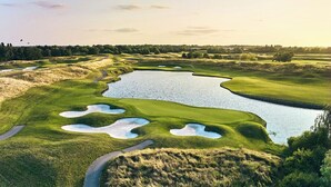 A golf course with bunkers, water hazards, and a clear sky. - L’Élégant Cocon • Terrasse • Versailles • Paris • Gare SQY (Montigny-le-Bretonneux)
