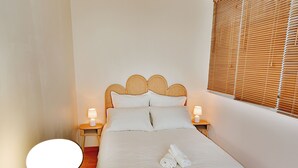 A bedroom with a bed, bedside lamps, a rug, and a window with blinds. - L’Élégant Cocon • Terrasse • Versailles • Paris • Gare SQY (Montigny-le-Bretonneux)